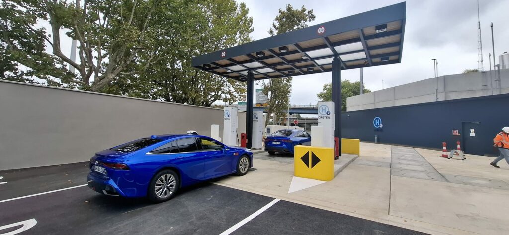 Voiture à hydrogène en recharge sur une station H2 350/700 bar