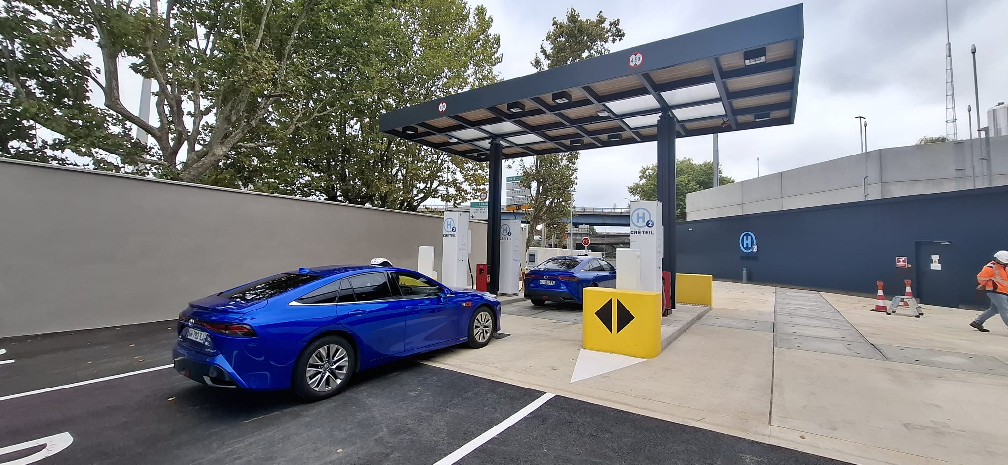 Voiture à hydrogène en recharge sur une station H2 350/700 bar